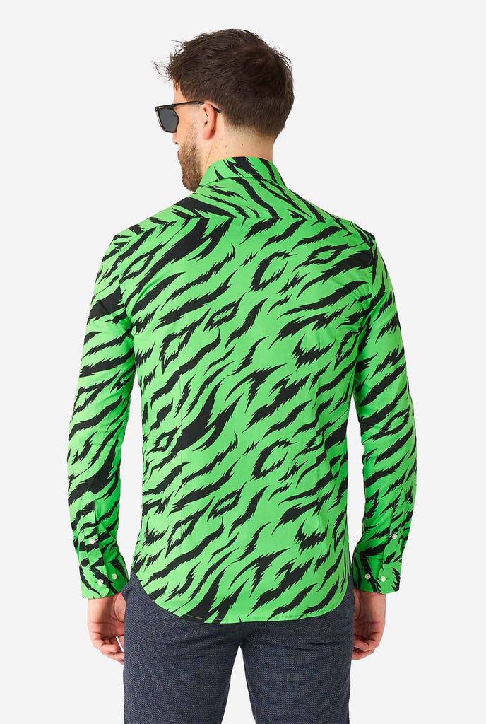 Mann, der Neongrün -Hemd mit Tigerstreifen trägt, Blick von hinten