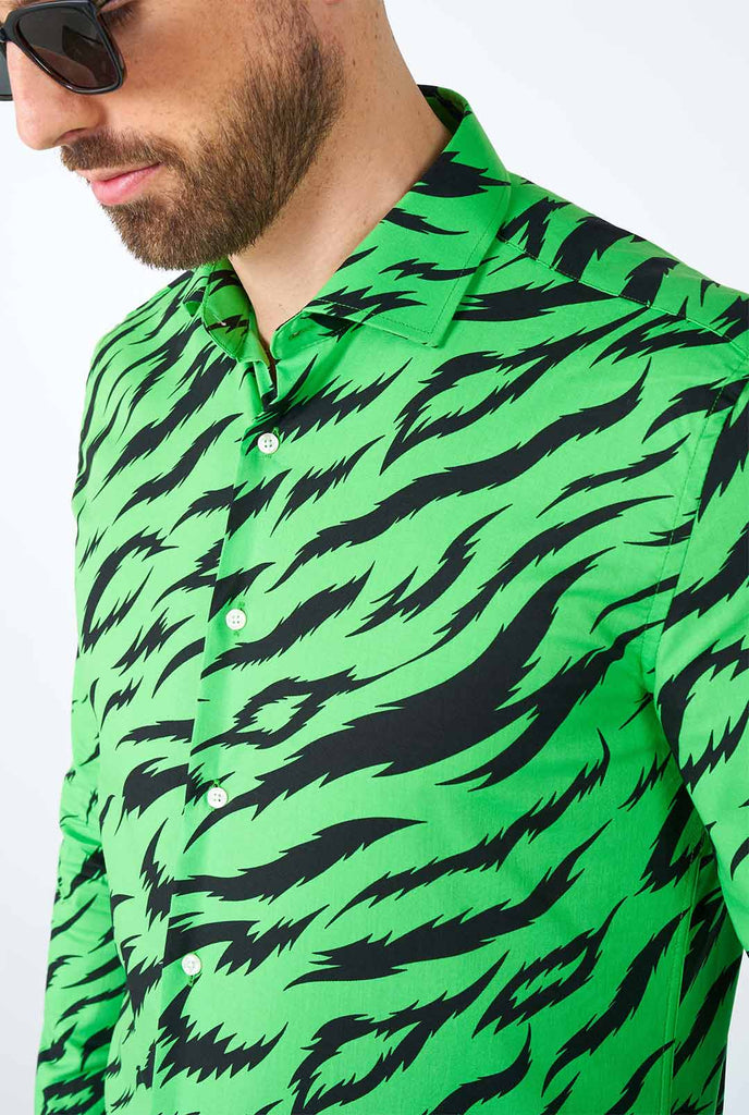 Mann, der Neongrün -Hemd mit Tigerstreifen trägt, Nahaufnahme