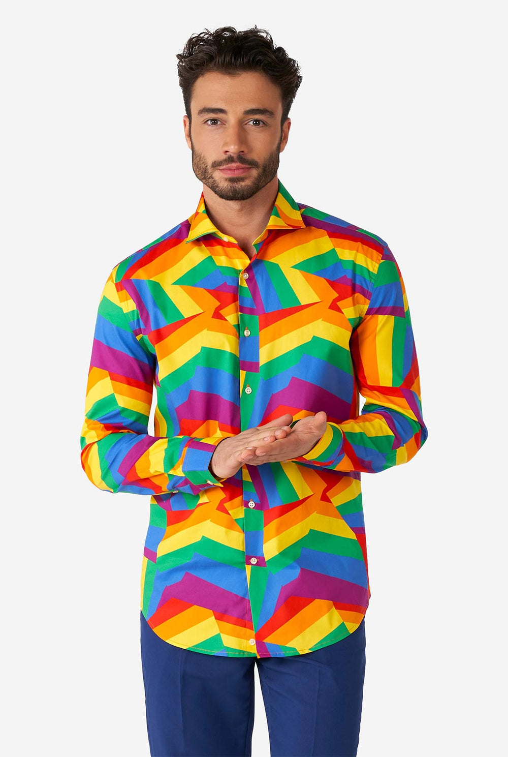 Mann, der bunte Regenbogen trägt