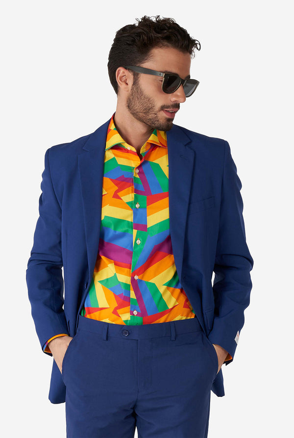 Mann, der bunte Regenbogen Hemd und Blaue Herrenanzug trägt