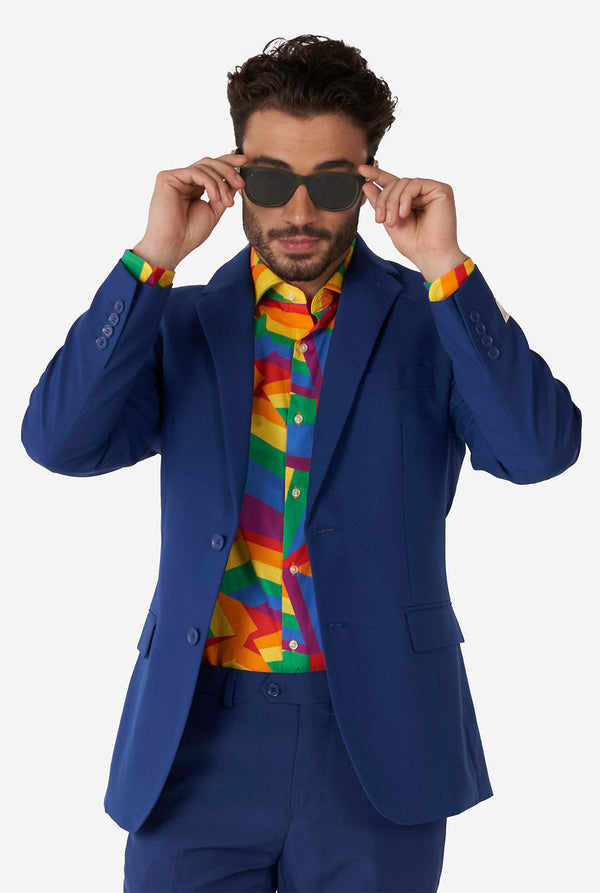 Mann, der bunte Regenbogen Hemd und Blaue Herrenanzug trägt