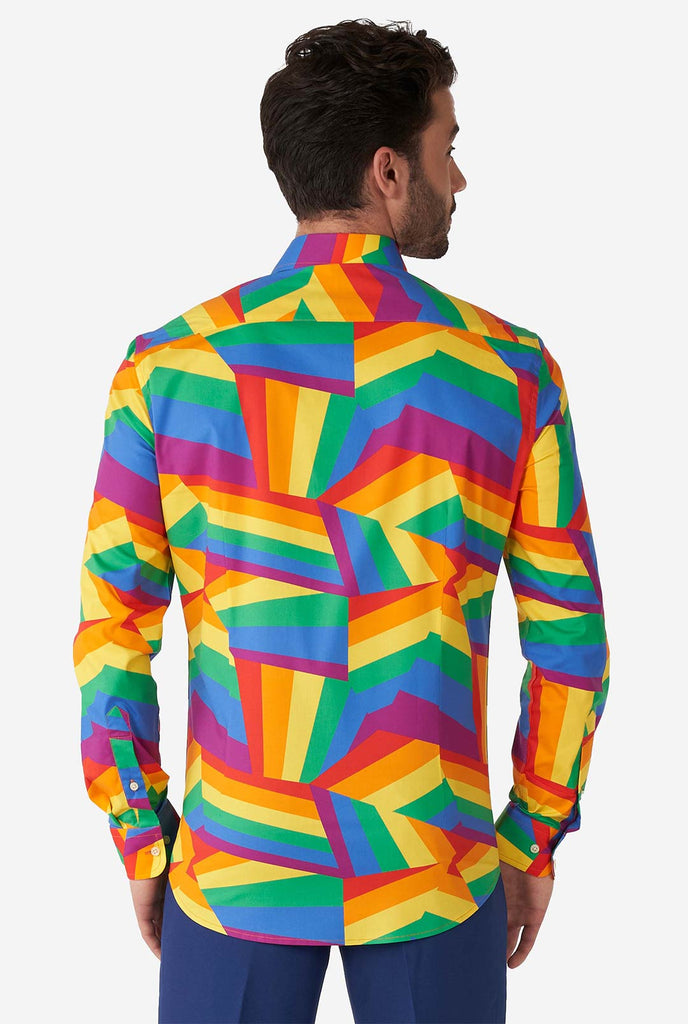 Mann, der bunte Regenbogen Hemd trägt, Blick von hinten