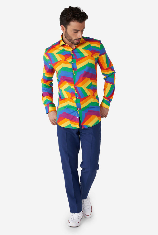 Mann, der bunte Regenbogen hemd trägt