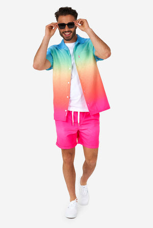 Mann, der bunte Sommershorts und Hemd trägt