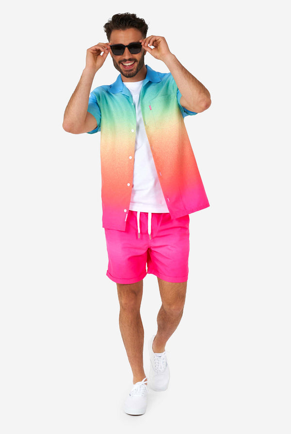 Mann, der bunte Sommershorts und Hemd trägt