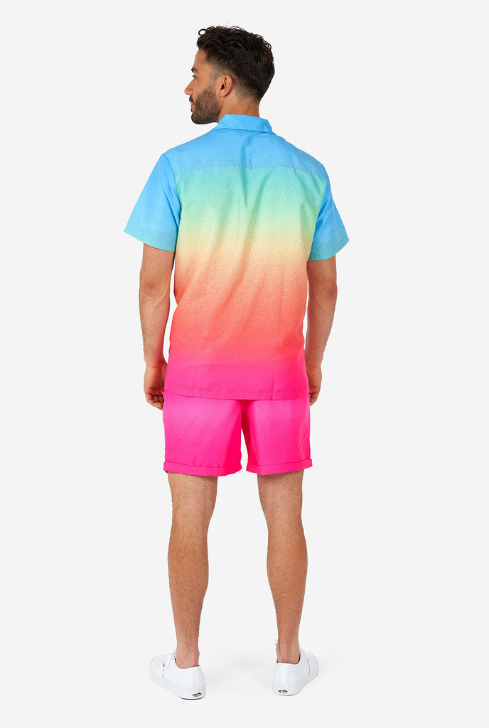 Mann, der farbenfrohe Sommershorts und Hemd trägt, Blick von hinten