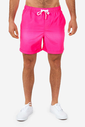 Mann, der rose Sommershorts trägt