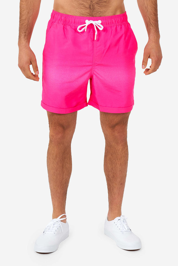 Mann, der rose Sommershorts trägt