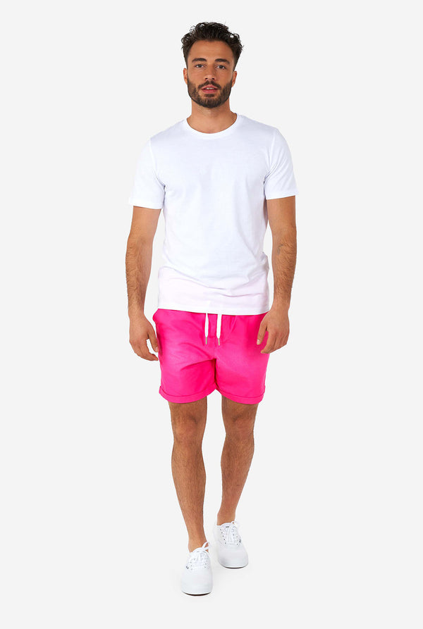 Mann, der bunte Sommershorts und ein weißes Hemd trägt