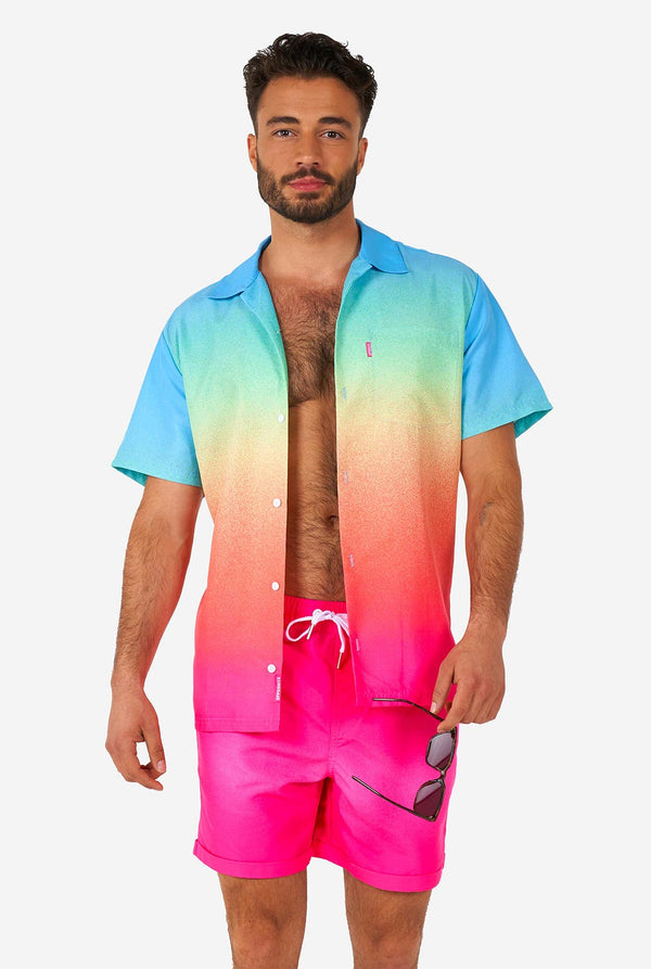 Mann, der bunte Sommershorts und Hemd trägt