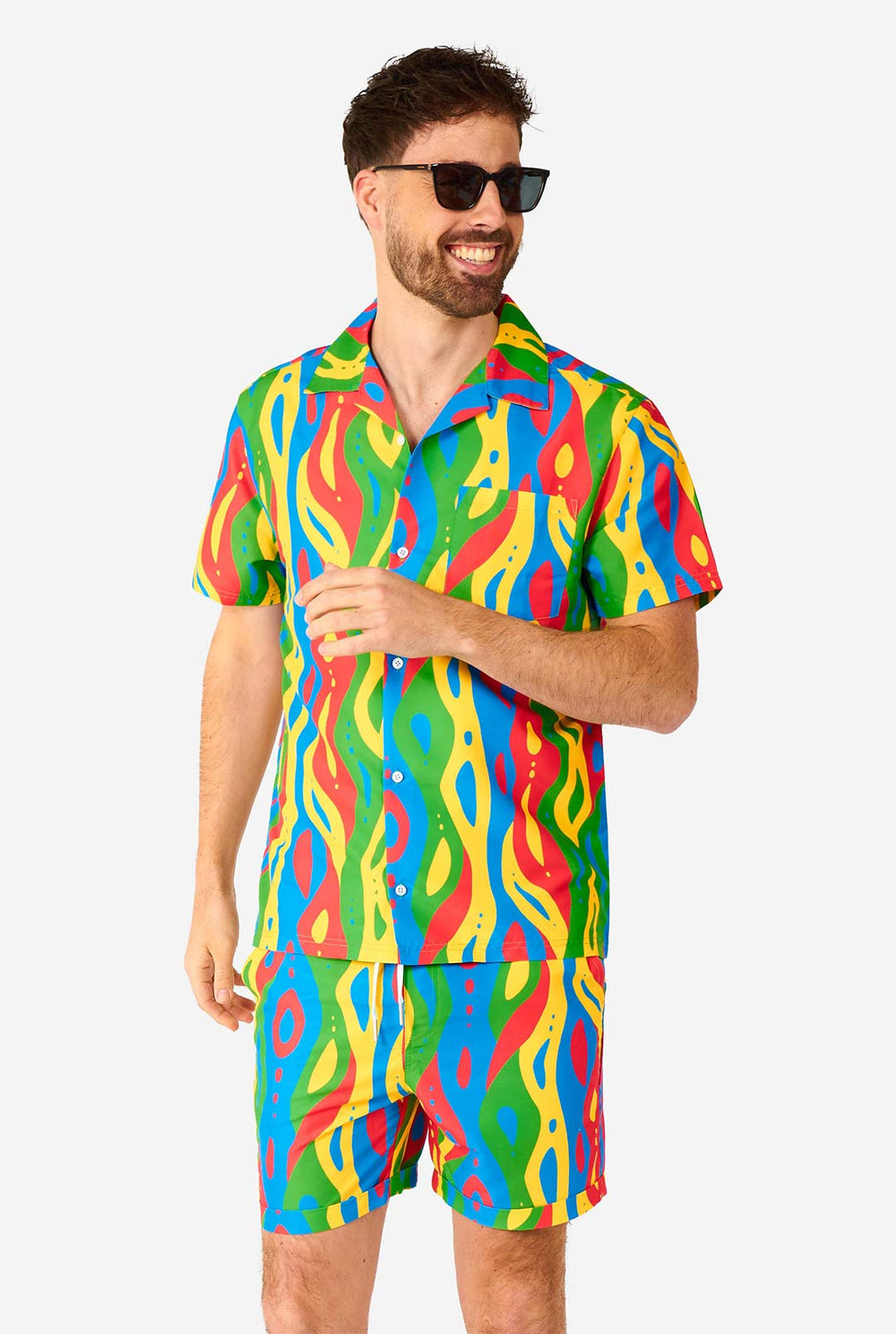Mann, der bunte Sommerset trägt, bestehend aus Hemd und Shorts.