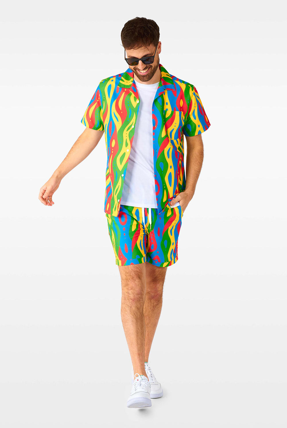 Mann, der bunte Sommerset trägt, bestehend aus Hemd und Shorts.