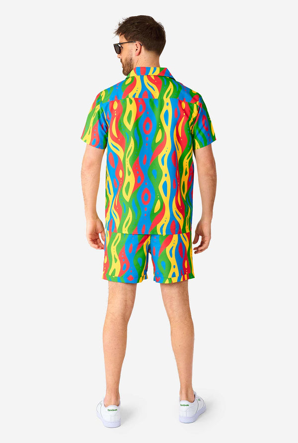 Mann, der bunte Sommerset trägt, bestehend aus Hemd und Shorts., Blick von hinten