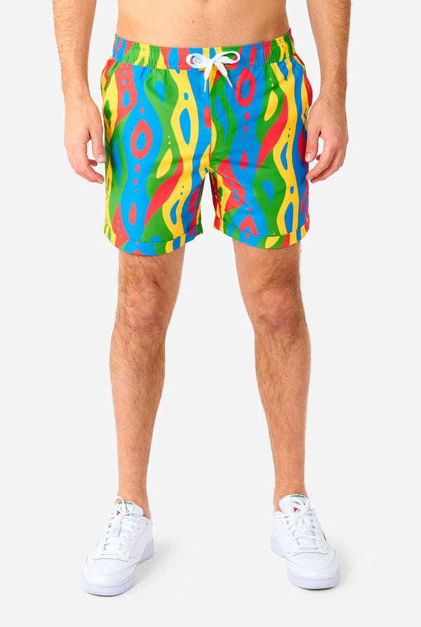 Mann, der bunte Sommerset trägt, bestehend aus Hemd und Shorts., Blick auf Short