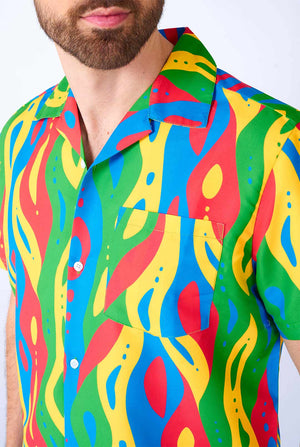 Mann, der bunte Sommerset trägt, bestehend aus Hemd und Shorts. Nahaufnahme.