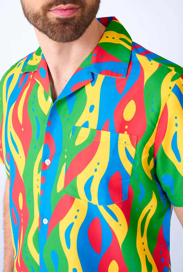 Mann, der bunte Sommerset trägt, bestehend aus Hemd und Shorts. Nahaufnahme.