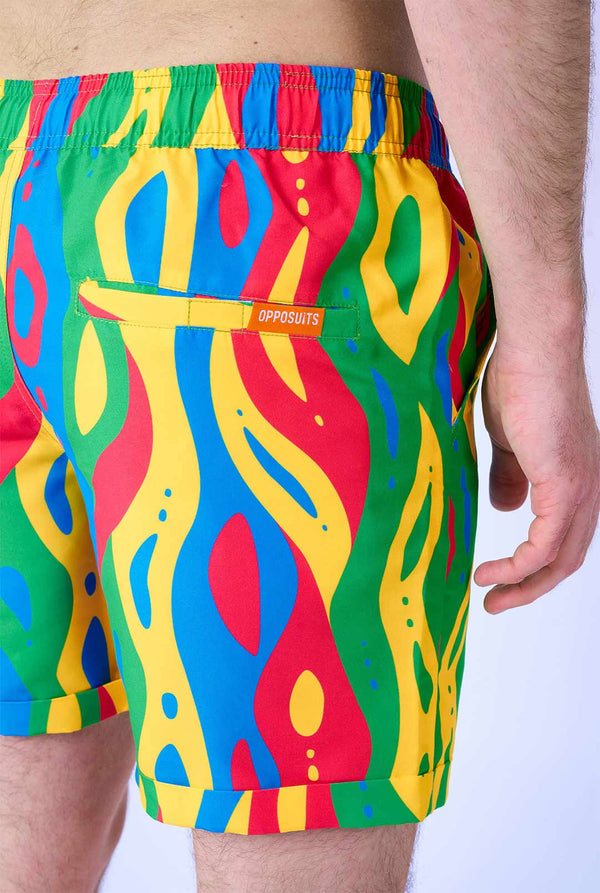 Mann, der bunte Sommerset trägt, bestehend aus Hemd und Shorts., Blick auf hinten auf Hose