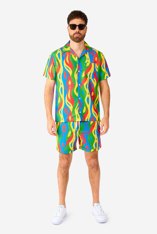 Mann, der bunte Sommerset trägt, bestehend aus Hemd und Shorts.