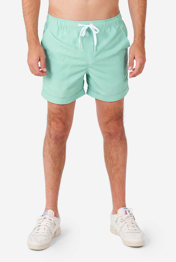 Mann, der ein grünes Sommerset trägt, bestehend aus kurzem Ärmelhemd und Shorts. Nahaufnahme Short