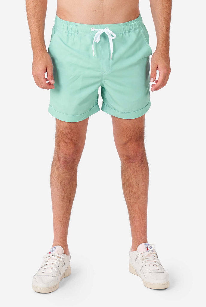 Mann, der ein grünes Sommerset trägt, bestehend aus kurzem Ärmelhemd und Shorts. Nahaufnahme Short