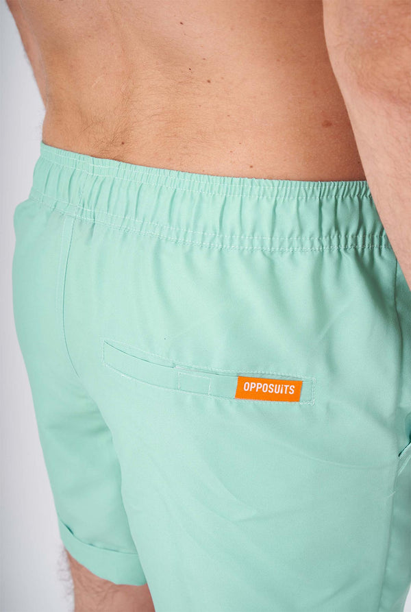 Mann, der ein grünes Sommerset trägt, bestehend aus kurzem Ärmelhemd und Shorts, Nahaufnahme Short