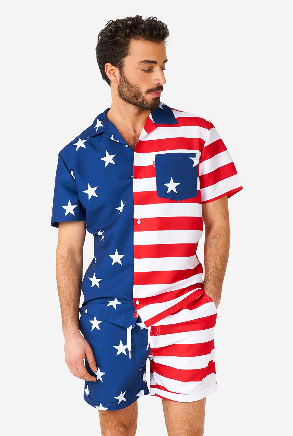 Mann trägt Sommer -Outfit, bestehend aus Hemd und Shorts, mit USA Flaggedruck