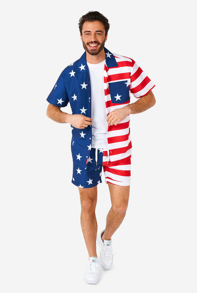 Mann trägt Sommer -Outfit, bestehend aus Hemd und Shorts, mit USA Flaggedruck