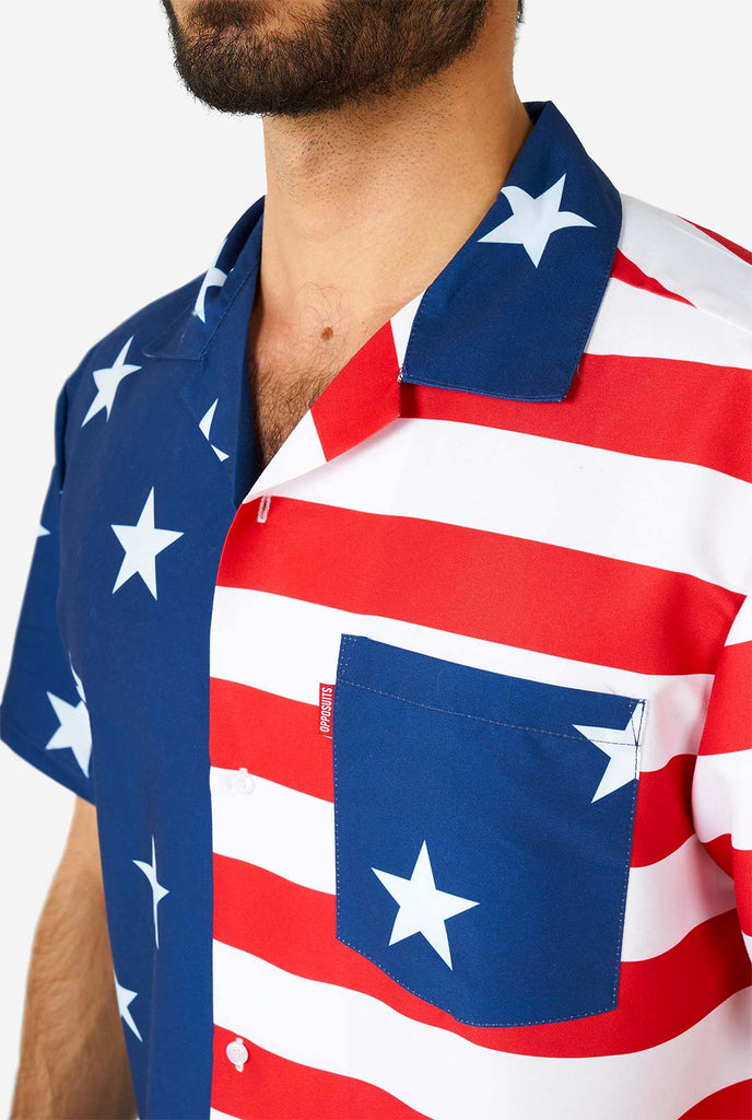 Mann, der Sommer -Outfit trägt, bestehend aus Hemd und Shorts, mit US -amerikanischer Flagge, Shirt Nahaufnahme