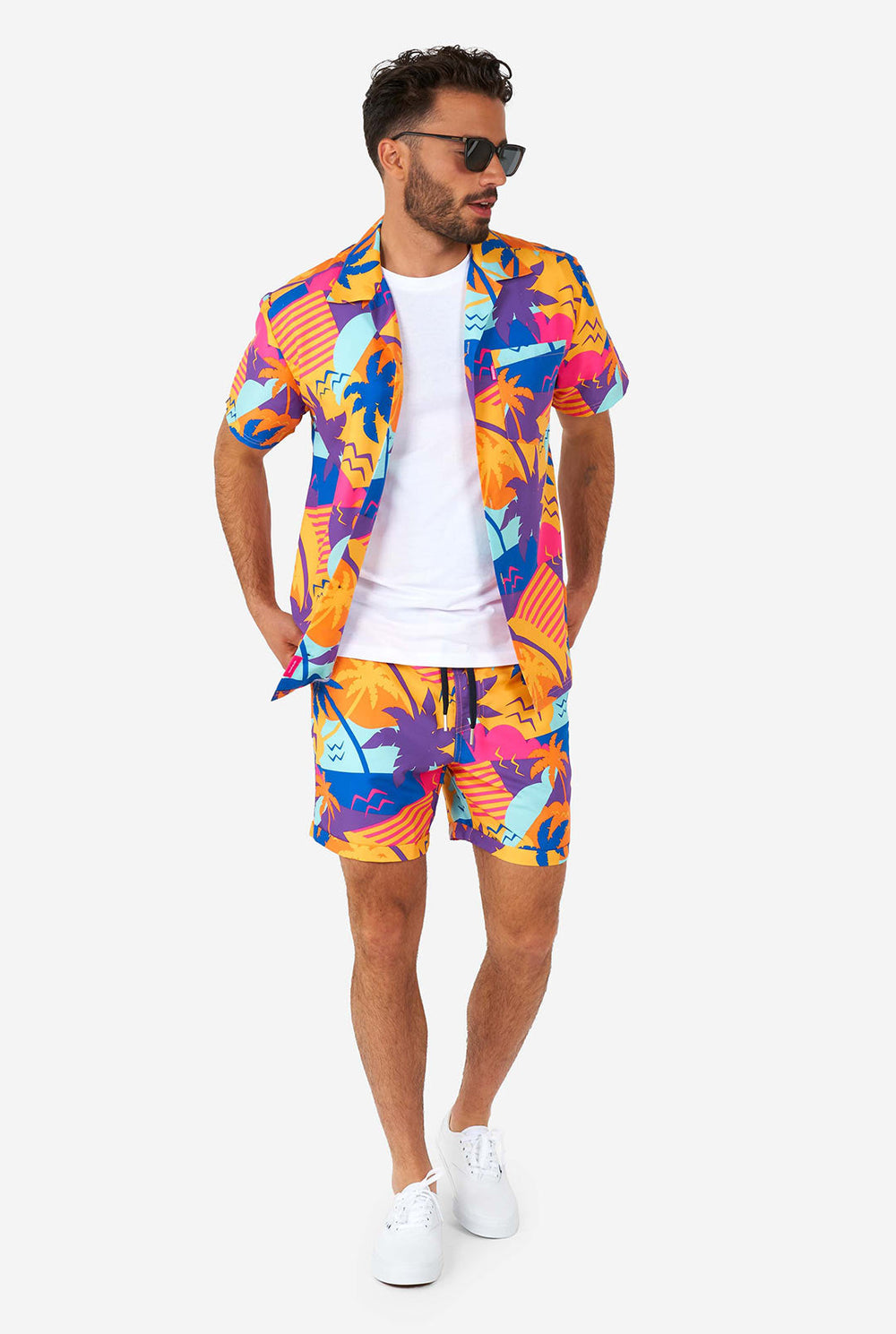 Mann, der bunte Sommershorts und Hemd trägt