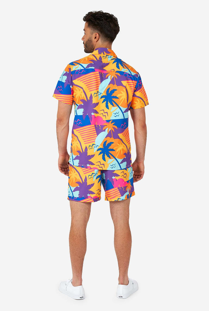 Mann, der farbenfrohe Sommershorts und Hemd trägt, Blick von hinten