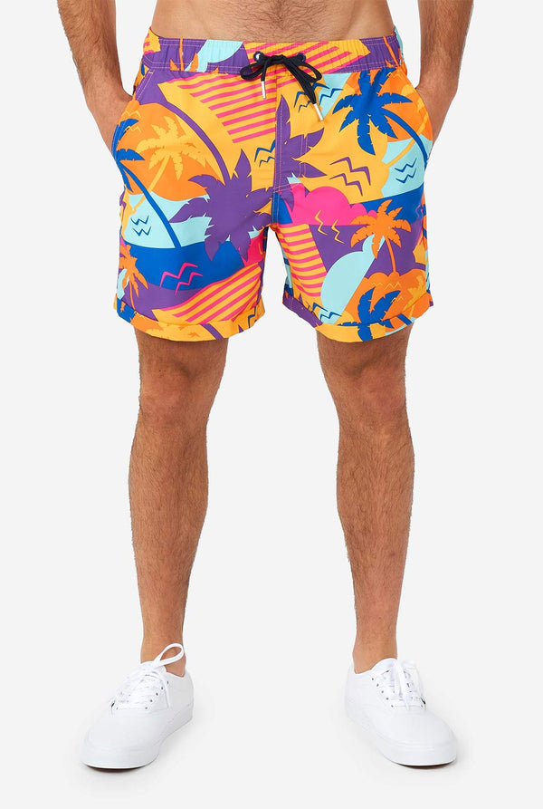 Mann, der bunte Sommershorts trägt, Nahaufnahme