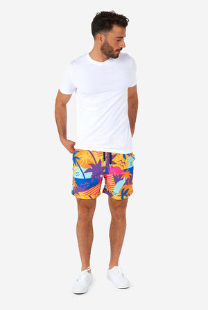 Mann, der bunte Sommershort und Weißen Hemd trägt