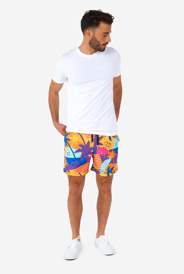 Mann, der bunte Sommershort und Weißen Hemd trägt