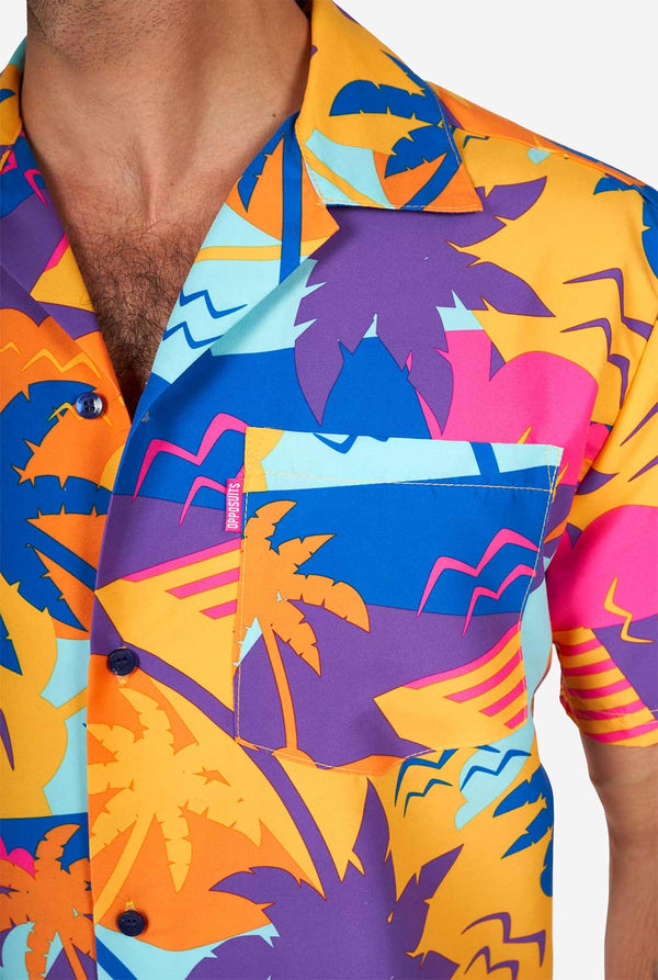 Mann, der bunte Sommerhemd trägt, Nahaufnahme