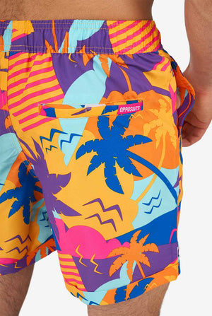 Mann, der farbenfrohe Sommershorts trägt, Nahaufnahme vom Rücken