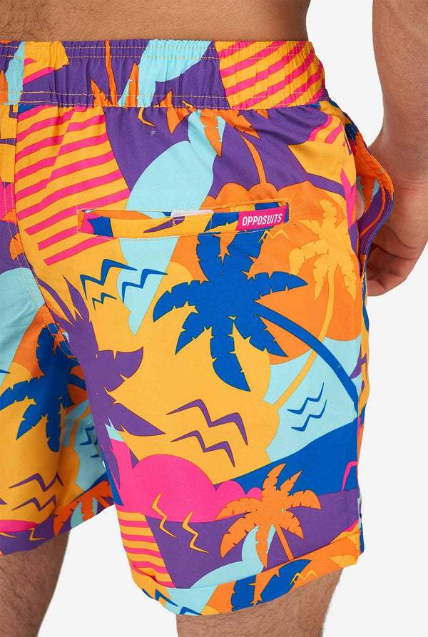 Mann, der farbenfrohe Sommershorts trägt, Nahaufnahme vom Rücken