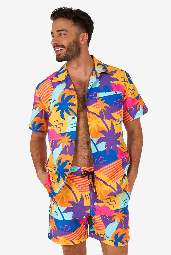 Mann, der bunte Sommershorts und Hemd trägt