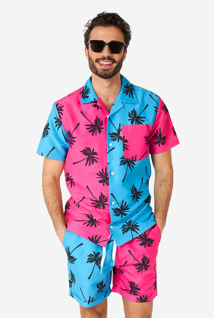 Mann, der Sommerset trägt mit Palmen Iconen, bestehend aus Shorts und Hemd