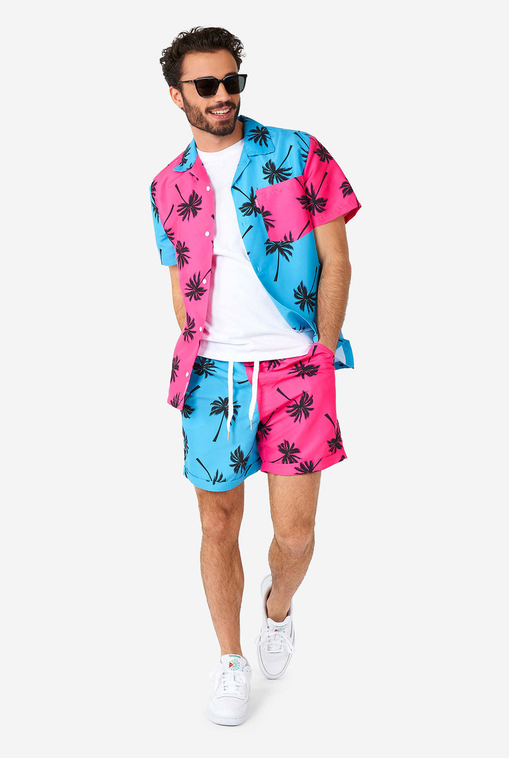 Mann, der Sommerset trägt mit Palmen Iconen, bestehend aus Shorts und Hemd