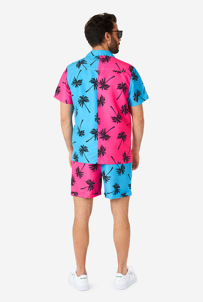 Mann, der Sommerset trägt mit Palmen Iconen, bestehend aus Shorts und Hemd, Blick auf hinten