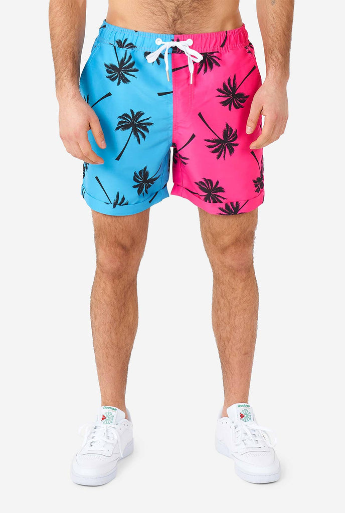 Mann, der Sommerset trägt mit Palmen Iconen, bestehend aus Shorts und Hemd, Nahaufnahme Short