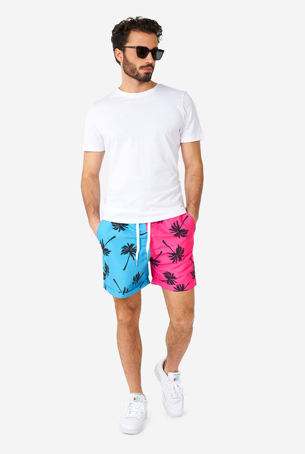Mann, der Sommershort trägt mit Palmen Iconen und ein Weißen shirt