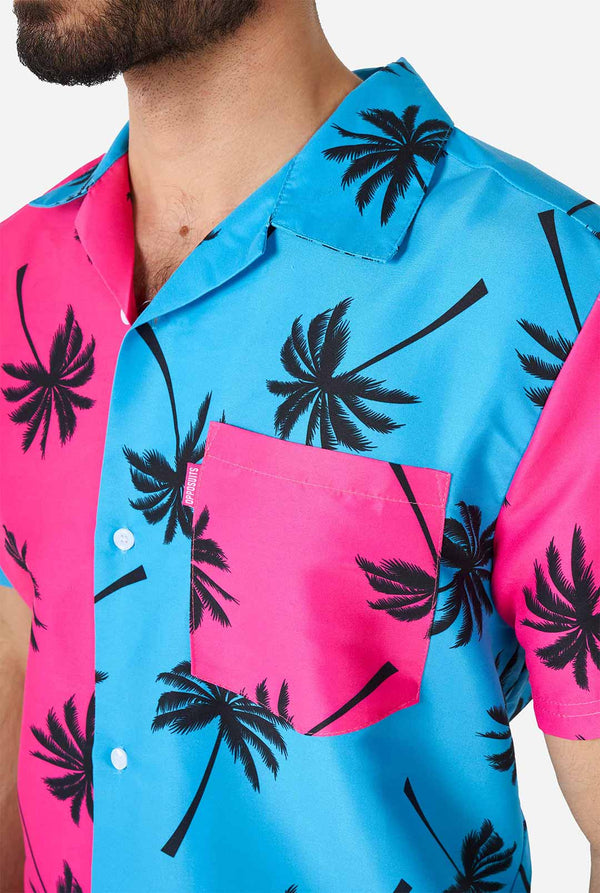 Mann, der Sommerset trägt, bestehend aus Shorts und Hemd, Hemd Nahaufnahme