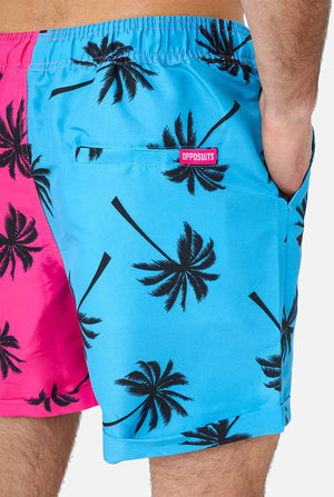 Mann, der Sommerset trägt, bestehend aus Shorts und Hemd, Shorts in der Nähe