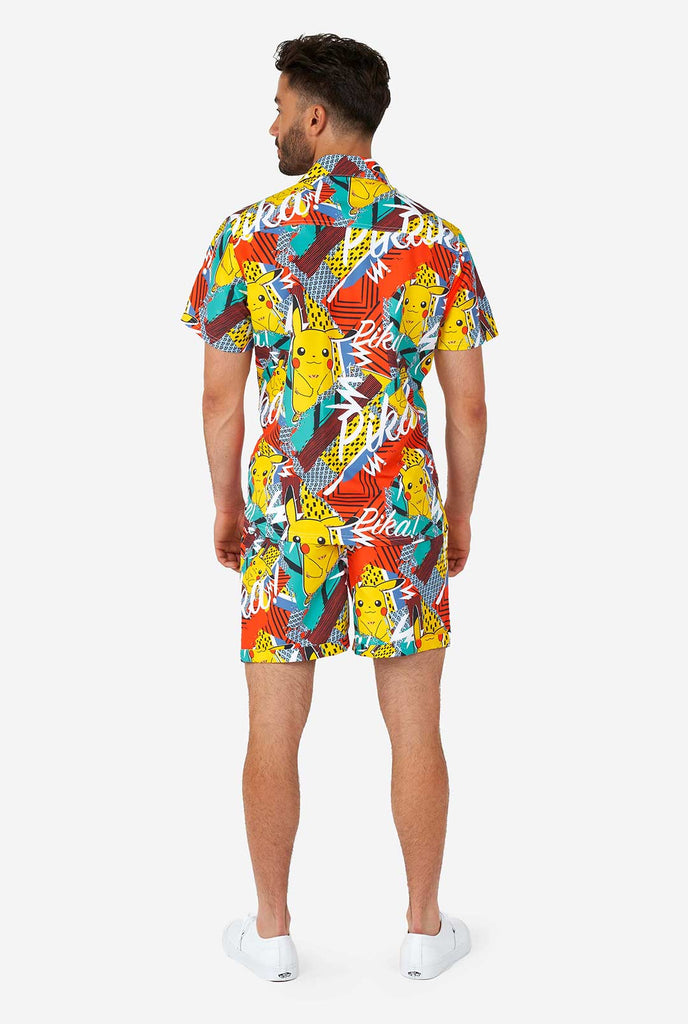 Mann, der farbenfrohe Sommershorts und Hemd mit Pikachu -Pokemon -Druck trägt, Blick von hinten