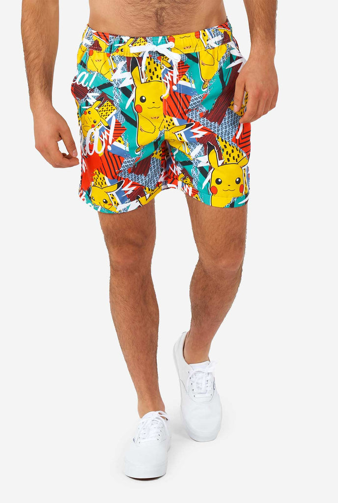 Mann, der bunte Sommershorts mit Pikachu -Pokemon -Druck trägt