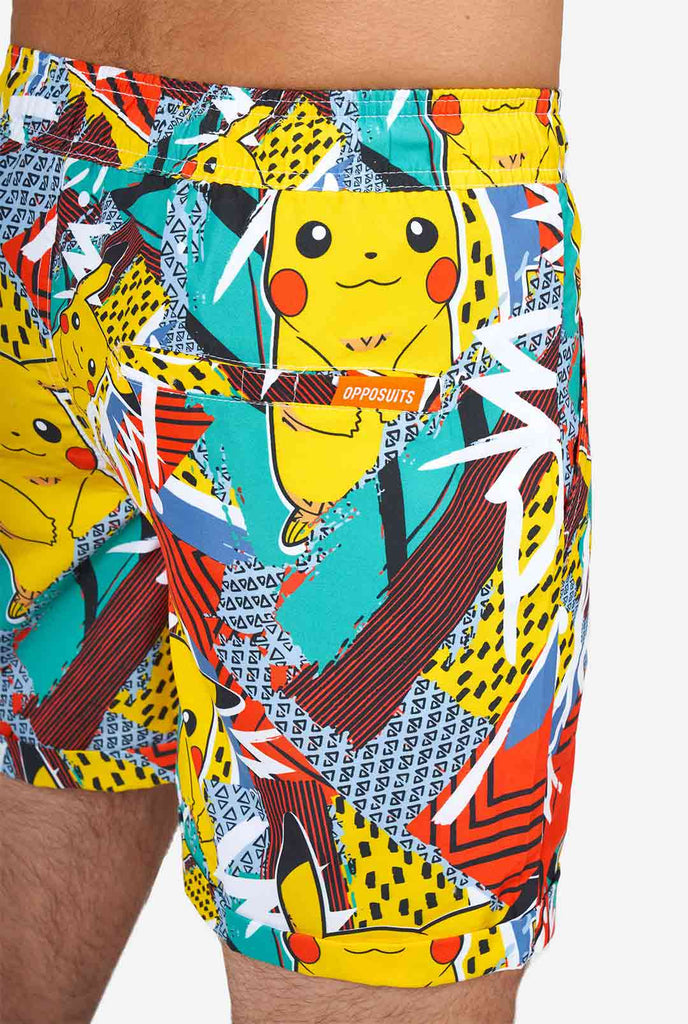 Mann, der bunte Sommershorts mit Pikachu-Pokemon-Druck trägt, Nahaufnahme von hinten