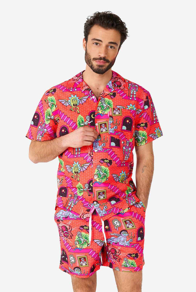 Mann trägt Sommer -Outfit, bestehend aus kurzer short und Hemd, mit Rick und Morty Print