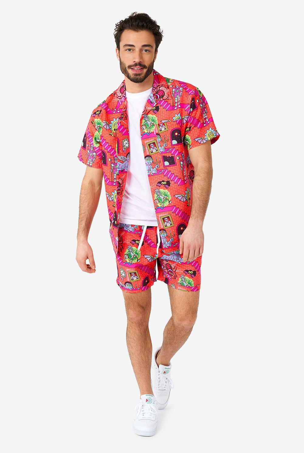 Mann trägt Sommer -Outfit, bestehend aus kurzer short und Hemd, mit Rick und Morty Print