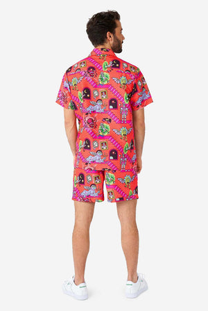 Mann, der Sommer -Outfit trägt, bestehend aus kurzer short und Hemd, mit Rick und Morty Print, Blick von hinten